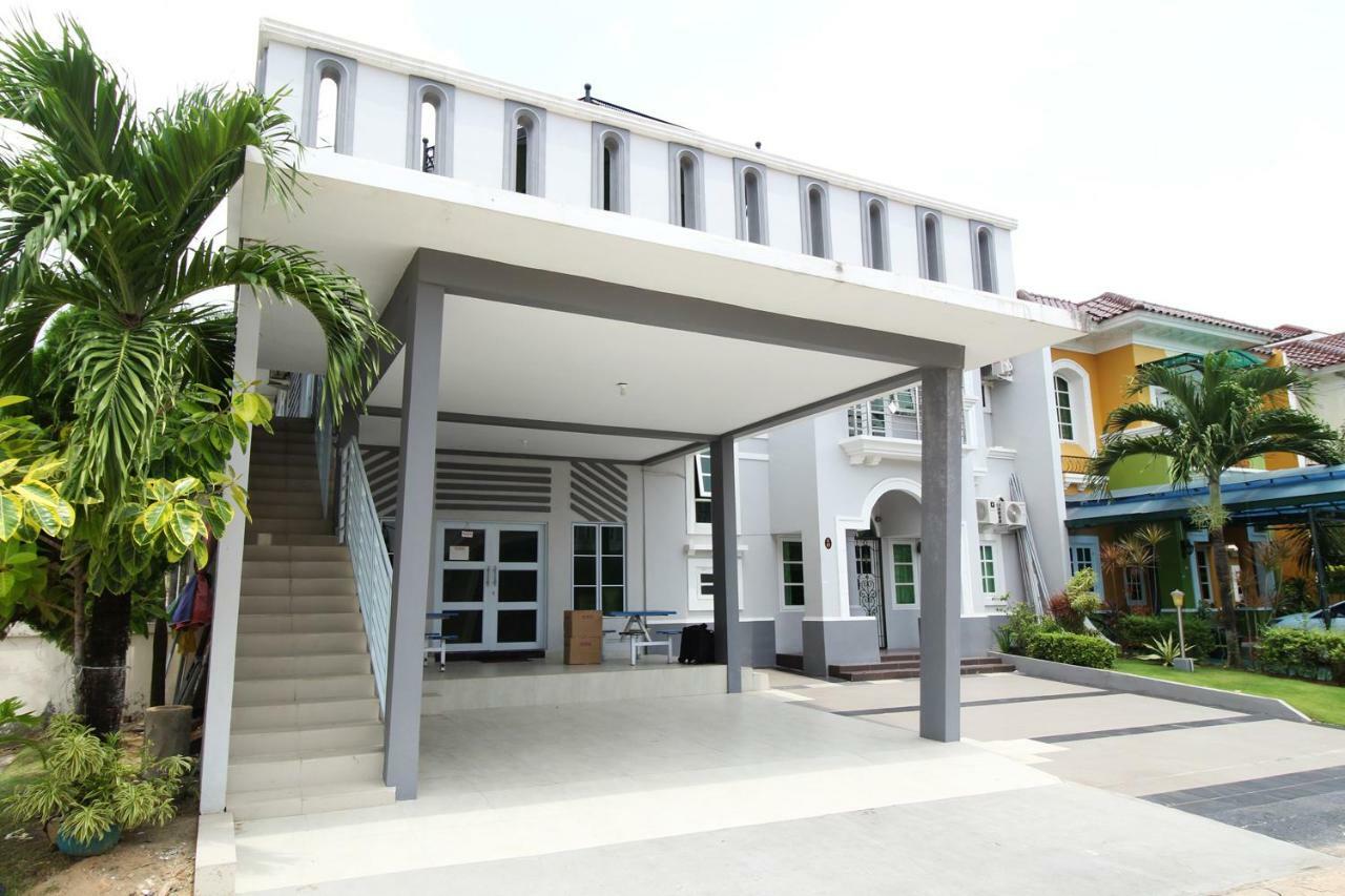 Airy Eco Syariah Simpang Jam Gajah Mada Puri Casablanca Guest house Batam
